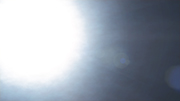 雲のすき間から覗く太陽の光 / ブルー